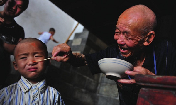 端午風俗：懸艾草、飲雄黃