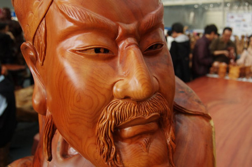 如何正確地擺放木雕關公